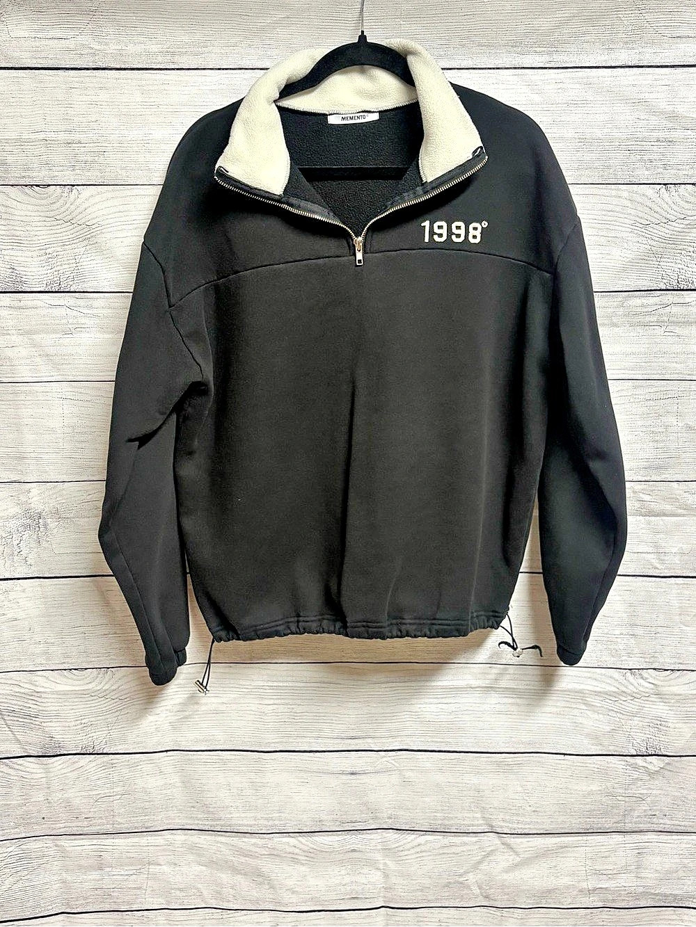 Memento 1998 Quarter Zip Fleece Collar Pullover Sweatshirt Black Unisex (Fits L